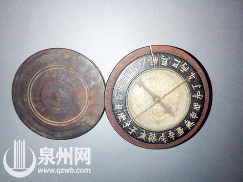 中國僑網(wǎng)劉義杰捐贈的航海羅盤。
