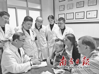 中國僑網國外腦癱兒童專程到南海找劉振寰診治。 受訪者供圖