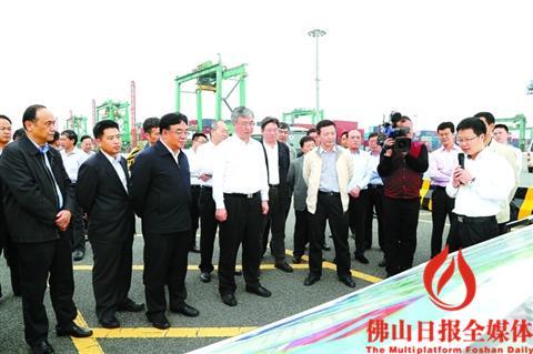 中國僑網(wǎng)魯毅率我市黨政代表團在南沙港區(qū)碼頭考察南沙國際航運中心建設(shè)及貿(mào)易便利化創(chuàng)新情況。/市檔案局許躍飛攝