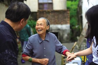 中國僑網(wǎng)永嘉東城街道敬仁村的高齡老人潘宗弟,,喜歡唱歌跳舞,,精神矍鑠。劉偉 攝