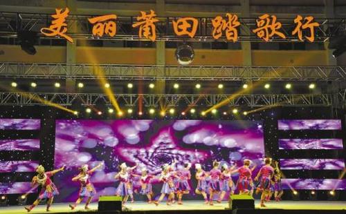 中國僑網(wǎng)圖為演出現(xiàn)場,。