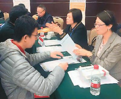 中國僑網(wǎng)臺灣青年在活動現(xiàn)場向招聘者了解人才政策,。