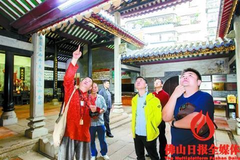 中國(guó)僑網(wǎng)影視領(lǐng)域?qū)<以诜鹕进檮偌o(jì)念館考察,。(周春 攝)