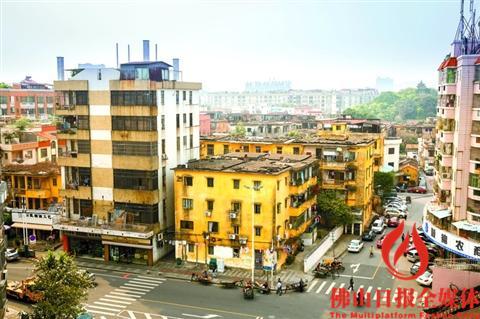 中國(guó)僑網(wǎng)2017年4月7日,順德區(qū)大良街道柏樹(shù)巷,,巷子內(nèi)留存著許多上世紀(jì)七八十年代留下的老房子,,外立面統(tǒng)一粉刷成鮮黃色,。/佛山日?qǐng)?bào)記者王澍攝