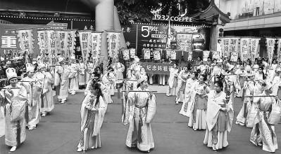 中國僑網(wǎng)媽祖班學(xué)生參加“三獻(xiàn)禮”表演,。