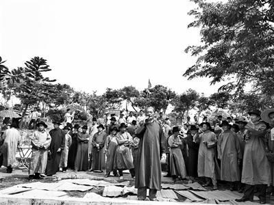 中國僑網(wǎng)圖為海南梁氏合族宗祠眾人用傳統(tǒng)方式祭祖,。