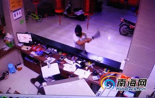中國僑網(wǎng)圖為文昌錦山鎮(zhèn)毓敏商務賓館遭蒙面人持刀打砸。