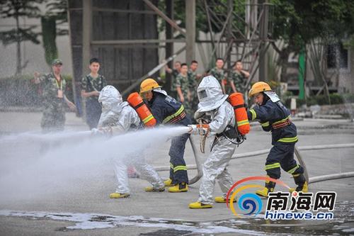 中國(guó)僑網(wǎng)4月13日,,萬寧消防戰(zhàn)士迎來了大練兵考為了準(zhǔn)備“期中考試”,,戰(zhàn)士們?nèi)杖諍^戰(zhàn),,勤加苦練體能,,全面提升消防部隊(duì)滅火搶險(xiǎn)救援整體實(shí)戰(zhàn)能力,。(海報(bào)全媒體中心記者 袁琛 通訊員 王蕾)