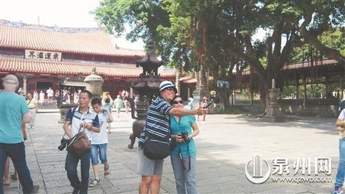 中國僑網歐美游客在開元寺內合影(市旅游局 供圖)
