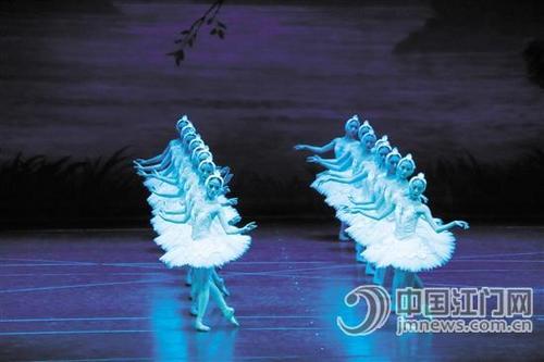 中國(guó)僑網(wǎng)廣州芭蕾舞團(tuán)為江門(mén)觀眾詮釋了芭蕾舞之美。