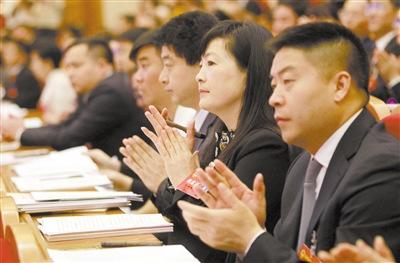中國僑網(wǎng)昨天上午,,參加市政協(xié)十一屆一次會(huì)議的人員對(duì)《政協(xié)第十屆溫州市委員會(huì)常務(wù)委員會(huì)工作報(bào)告》給予熱烈的掌聲。 陳翔 楊冰杰 攝