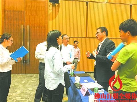中國僑網(wǎng)在推介會上,,佛山企業(yè)代表向博達集團副總裁呂謀篤(右二)了解非洲市場情況,。