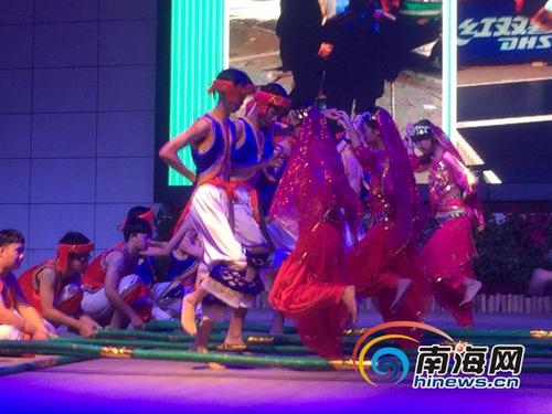 中國(guó)僑網(wǎng)圖為竹竿舞比賽,。南海網(wǎng)記者 馬偉元 攝