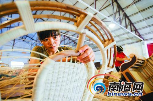中國(guó)僑網(wǎng)圖為工人正在編制特色黎族藤制家具,。