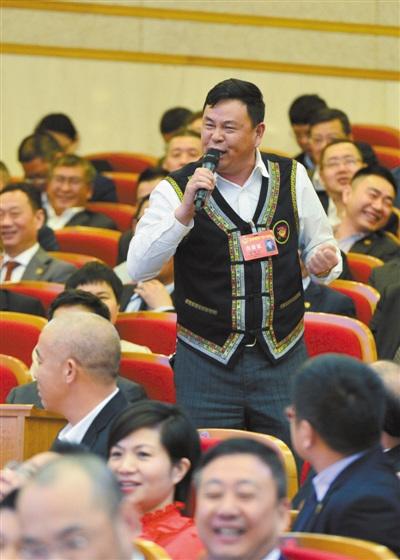 中國(guó)僑網(wǎng)委員雷朝陽(yáng)在即席發(fā)言時(shí),,唱了一段畬歌。他建議政府在畬歌保護(hù)上給予政策傾斜和資金支持,。楊冰杰 陳翔 攝