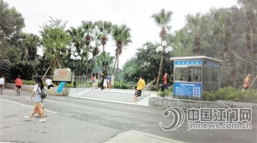 中國(guó)僑網(wǎng)游客和師生通過東湖公園荷花園通道,,進(jìn)出校園及公園。張雷/攝