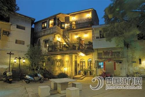 中國僑網(wǎng)“一屋”在燈光中顯得十分迷人,。