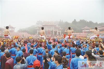 中國(guó)僑網(wǎng)“非遺”打鐵球民俗表演,。