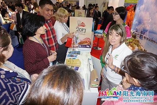 中國僑網(wǎng)資料圖:2017年4月19日,,第十七屆哈薩克斯坦國際旅游博覽會在阿拉木圖舉辦,。圖為中國館海南展臺前來咨詢海南旅游的外國游客和旅行商絡(luò)繹不絕。(圖片來源:海南省旅游發(fā)展委員會網(wǎng)站)