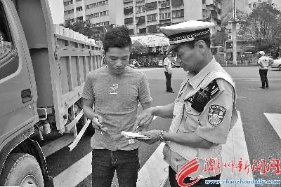 中國僑網(wǎng)圖為何世權(quán)正在執(zhí)勤,。