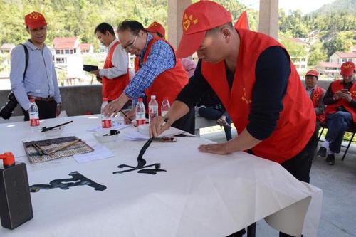 中國僑網(wǎng)書法家協(xié)會(huì)會(huì)員們現(xiàn)場創(chuàng)作,,將治水這一主題思想融入到作品中,。