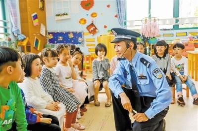 中國僑網(wǎng)張勇走進(jìn)幼兒園講解防拐騙漫畫。 陳志 攝