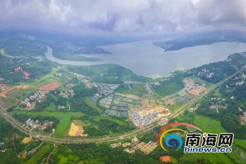 中國(guó)僑網(wǎng)4月26日,俯瞰文昌八門灣紅樹林海上森林公園初露新顏。海報(bào)全媒體中心記者 袁琛