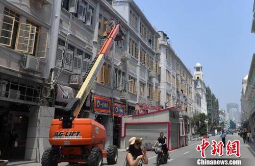 中國僑網(wǎng)工人正作業(yè)?!蚊鳌z
