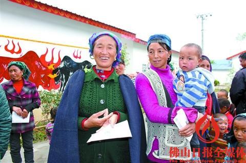 中國(guó)僑網(wǎng)布達(dá)村活動(dòng)中心前的小廣場(chǎng)上,市僑商和港澳青年代表為45戶家庭送上教育愛(ài)心善款,拿到善款的村民很開(kāi)心,。
