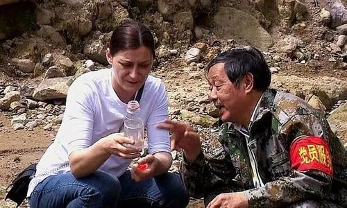 中國僑網(wǎng)洋媳婦來巡河 張永益/攝