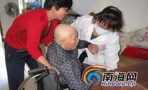 中國僑網(wǎng)圖為韓文英(左一)在照顧癱瘓老人,。(圖片來源:南海網(wǎng))