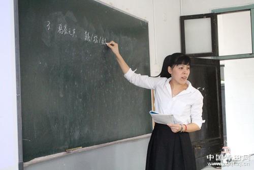 中國僑網(wǎng)圖為青田縣實(shí)驗(yàn)小學(xué)六(1)班班主任尹旭東老師,。