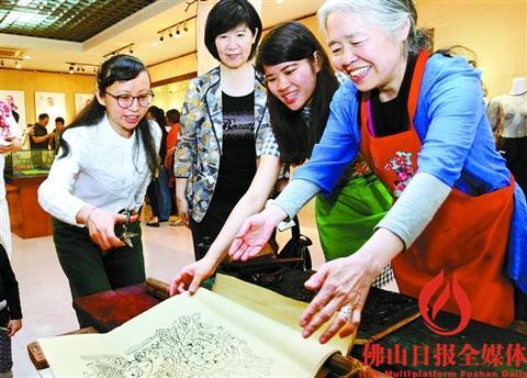 中國僑網(wǎng)清華大學(xué)唐薇教授(右一)與學(xué)員一起高興地參與印制木版年畫,。2日,青春非遺多彩佛山——“非遺進(jìn)清華”第五期研修班結(jié)業(yè)成果展開幕式暨佛山傳統(tǒng)工藝振興論壇在市民間藝術(shù)研究社舉行,?!?佛山日報(bào)記者甘建華攝