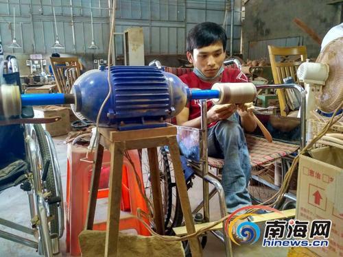 中國僑網(wǎng)殘疾人員工在車間工作。