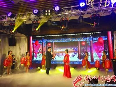 中國僑網(wǎng)一對“新人”在婚禮主持人的引導(dǎo)下,優(yōu)雅地演繹著潮汕傳統(tǒng)婚嫁習(xí)俗,。記者 曾曉純 攝