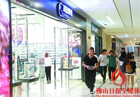 中國僑網(wǎng)資料圖:購物中心嶺南站引入多個品牌,,成為休閑購物首選,。佛山日報記者 甘建華 攝