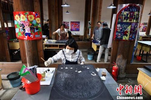 中國僑網(wǎng)圖為學(xué)員在實(shí)驗(yàn)班基地進(jìn)行創(chuàng)作,?!蚊鳌z