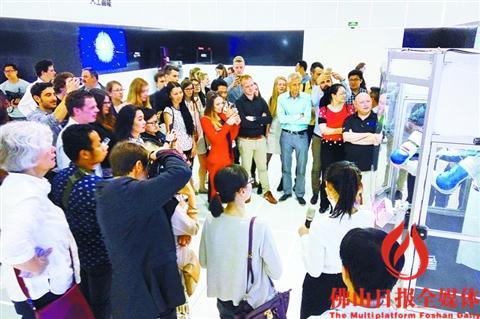 中國(guó)僑網(wǎng)昨日,,在美的全球創(chuàng)新中心,,國(guó)際友人紛紛拿起相機(jī)拍攝記錄,他們表示要把這些創(chuàng)意帶回國(guó),。