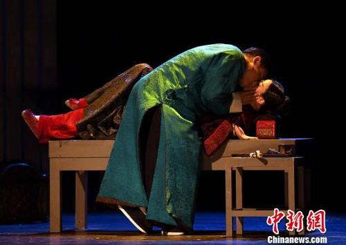 中國(guó)僑網(wǎng)《金鎖記》講述的是曹家為攀附權(quán)貴,把曹七巧嫁進(jìn)豪門姜家,,她丈夫是癱病在床的姜二爺,,七巧卻鐘情于三爺季澤?!⒖筛z