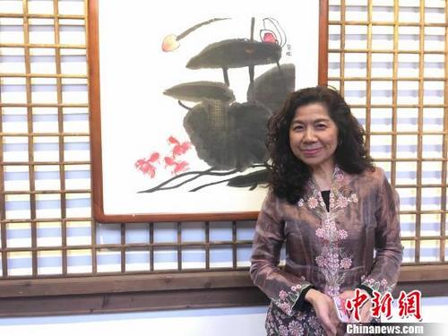 中國僑網資料圖:馬來西亞華裔作家,、畫家朵拉,。林春茵 攝