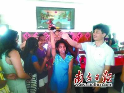 中國僑網(wǎng)在非洲支教近兩年,,來自佛岡中學(xué)的語文老師李朝軍跟學(xué)生在一起。