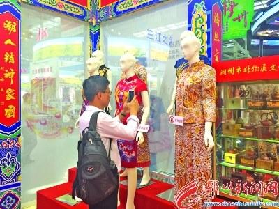 中國僑網(wǎng)第十三屆中國(深圳)文博會開幕,潮州展館內(nèi)展出的潮繡精品吸引了參觀者駐足拍照,。本報記者 陳曉珊 曾曉純 攝