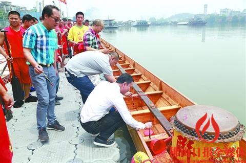 中國僑網(wǎng)大瀝中聯(lián)黃飛鴻龍獅訓(xùn)練基地工作人員正對(duì)新龍舟進(jìn)行“點(diǎn)睛”,。/通訊員楊文升供圖