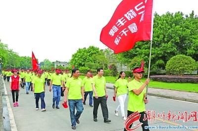 中國僑網(wǎng)潮州市領(lǐng)導(dǎo)與巡游隊(duì)伍一起沿濱江長廊徒步,。 本報(bào)記者 陳宏文 攝