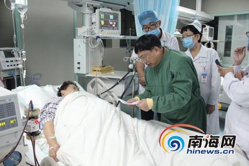 中國僑網(wǎng)劉正湘給患者看病,。(南海網(wǎng)記者 孫令正 攝)