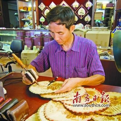 中國僑網(wǎng)廖惠林專注烙畫。受訪者供圖