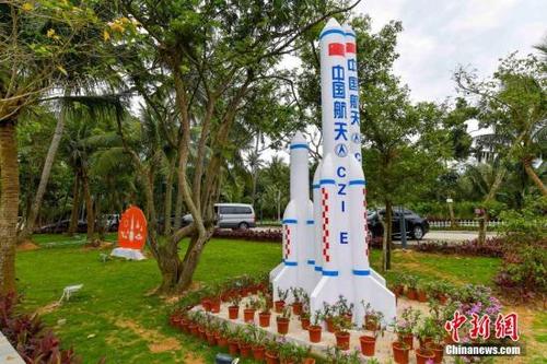 中國僑網(wǎng)2017年4月20日,記者走進距離中國文昌航天發(fā)射場直線距離不足五公里的村莊---好圣村,實地探訪這個舊貌換新顏的“航天科技小康村”,。據(jù)了解,好圣村僅有11戶50余口人,,曾經(jīng)不起眼的小漁村經(jīng)過美麗鄉(xiāng)村建設(shè)規(guī)劃改造后航天元素?zé)o處不在,游客可以采摘航天育種的瓜菜,、品嘗“航天菜”,、購買航天主題旅游商品。航天創(chuàng)客民宿也正在建設(shè)中,。 中新社記者 駱云飛 攝 4月20日,記者走進距離中國文昌航天發(fā)射場直線距離不足五公里的村莊---好圣村,,實地探訪這個舊貌換新顏的“航天科技小康村”,。據(jù)了解,好圣村僅有11戶50余口人,,曾經(jīng)不起眼的小漁村經(jīng)過美麗鄉(xiāng)村建設(shè)規(guī)劃改造后航天元素?zé)o處不在,,游客可以采摘航天育種的瓜菜、品嘗“航天菜”,、購買航天主題旅游商品,。航天創(chuàng)客民宿也正在建設(shè)中。 中新社記者 駱云飛 攝