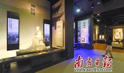 中國僑網(wǎng) 南粵先賢館內(nèi)部布局打破傳統(tǒng)方式,同時在陳列技術(shù)上更多使用視頻,、雕塑,、聲光電互動等裝置。 胡瀛斌 攝