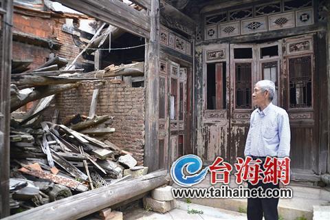 中國僑網老人面對故居,嘆息不已