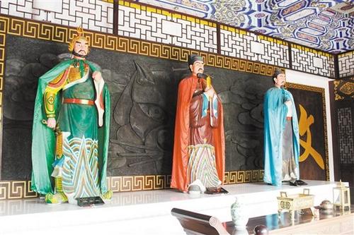中國僑網(wǎng)新會宋元崖門海戰(zhàn)旅游區(qū)的大忠祠內(nèi),供奉著忠臣義士張世杰,、陸秀夫,、文天祥,他們精忠報國的愛國主義精神讓后人欽佩,。